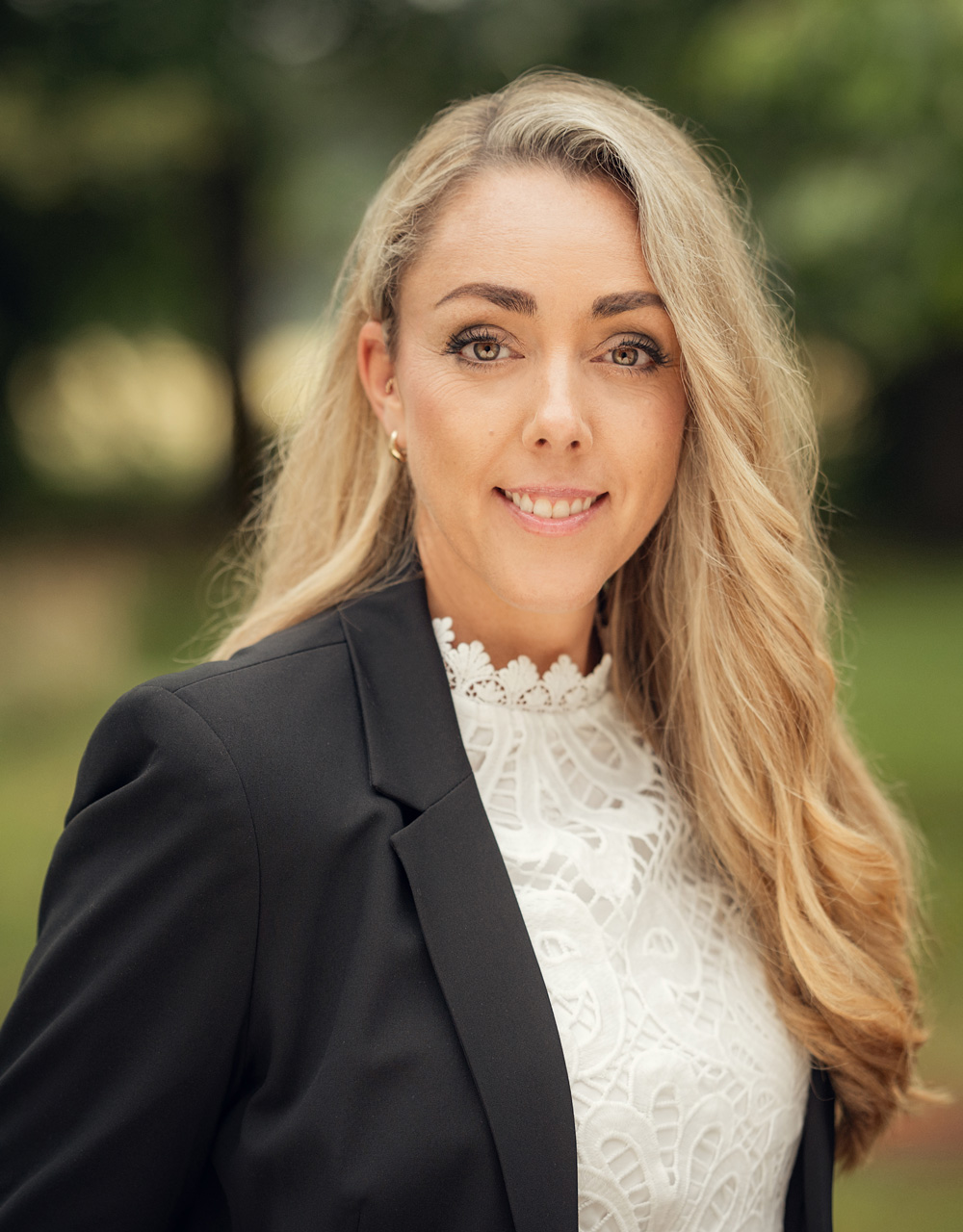 Jenny Lambers, Qualitäts- und Kreativmanagement, Beratung und Öffentlichkeitsarbeit bei Mikulla Bestattungen