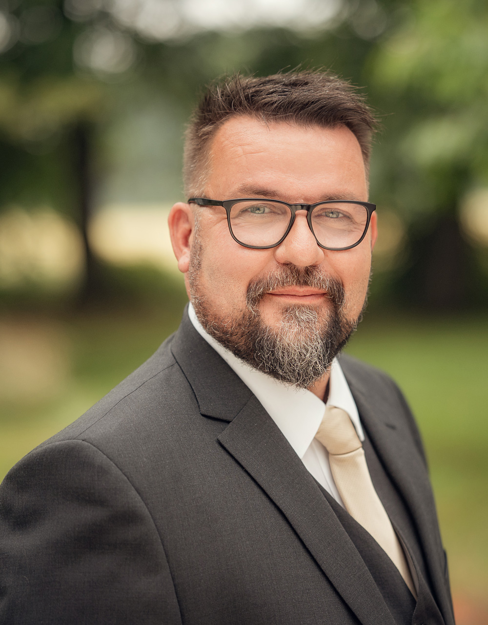 Sascha Feiertag, Bestatter bei Mikulla Bestattungen